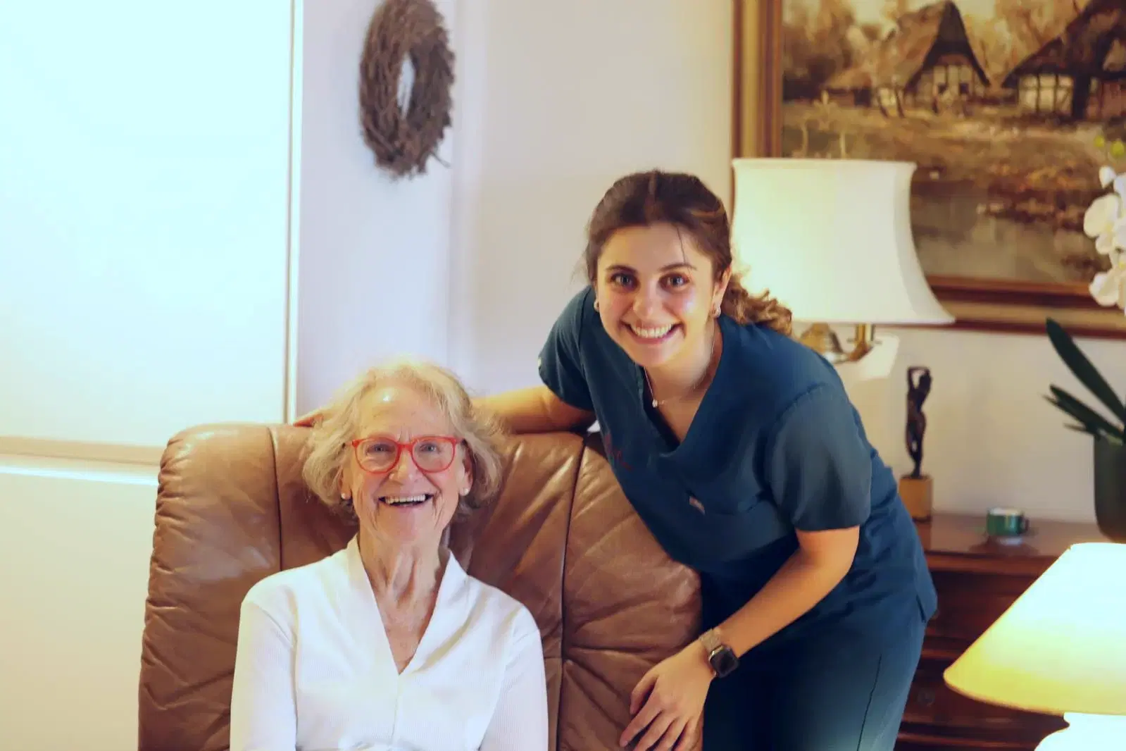 Zahnarzt besucht Senior:in zu Hause bei PRINZIDENT