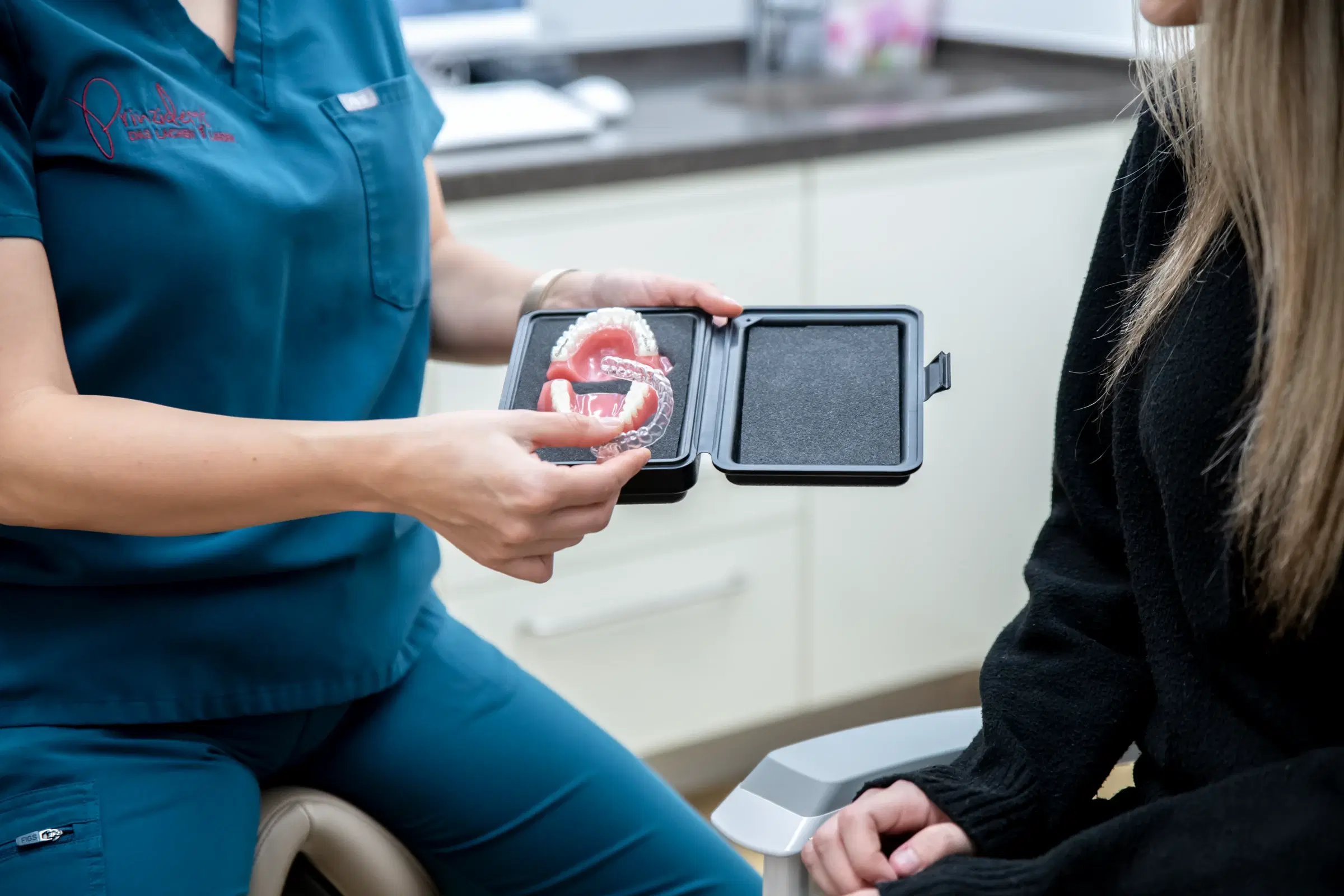 محاذي شفافة لتصحيح الأسنان الخفي