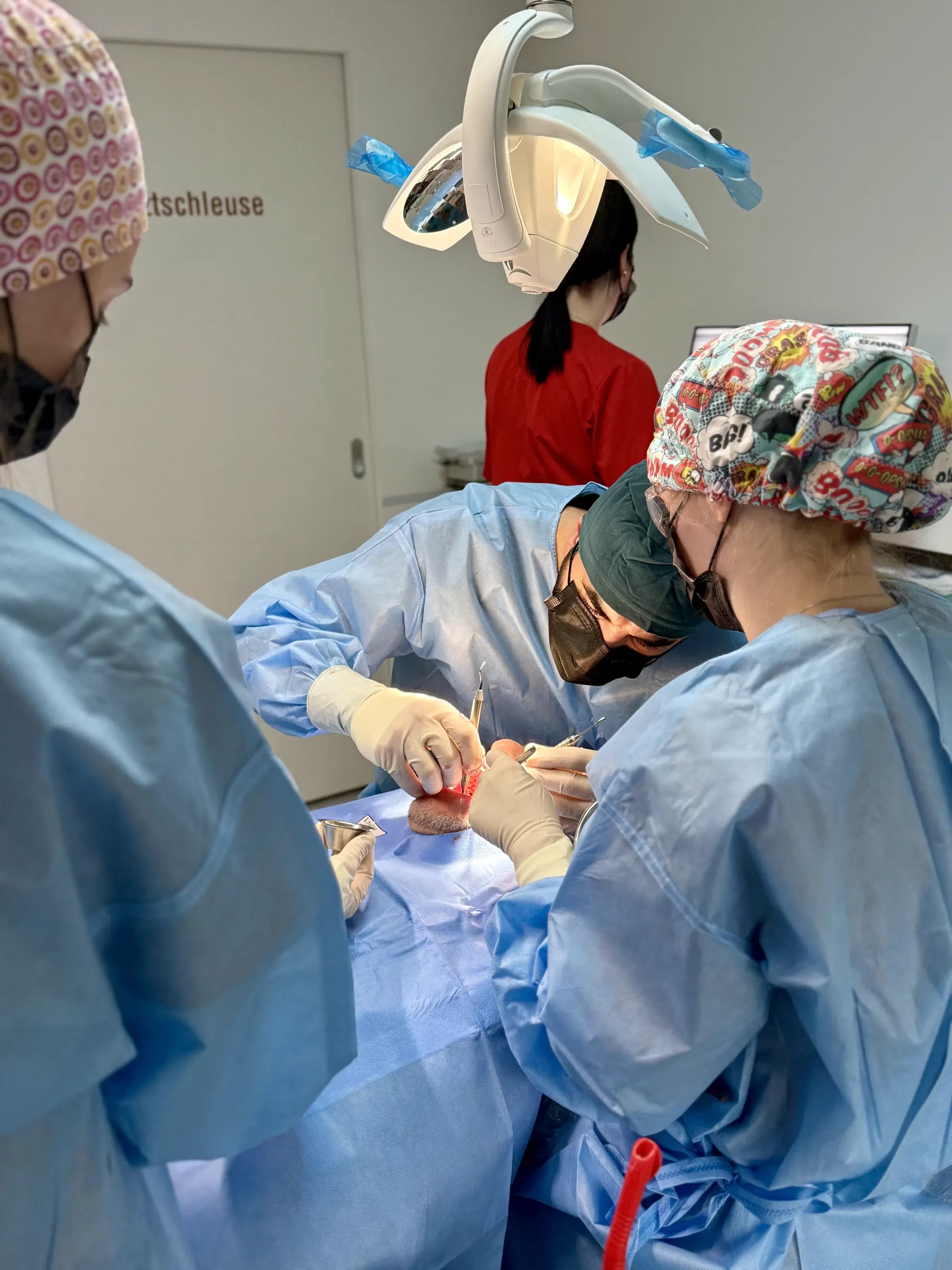 مريضة بعد علاج الزرعة في مركز برينزيدنت