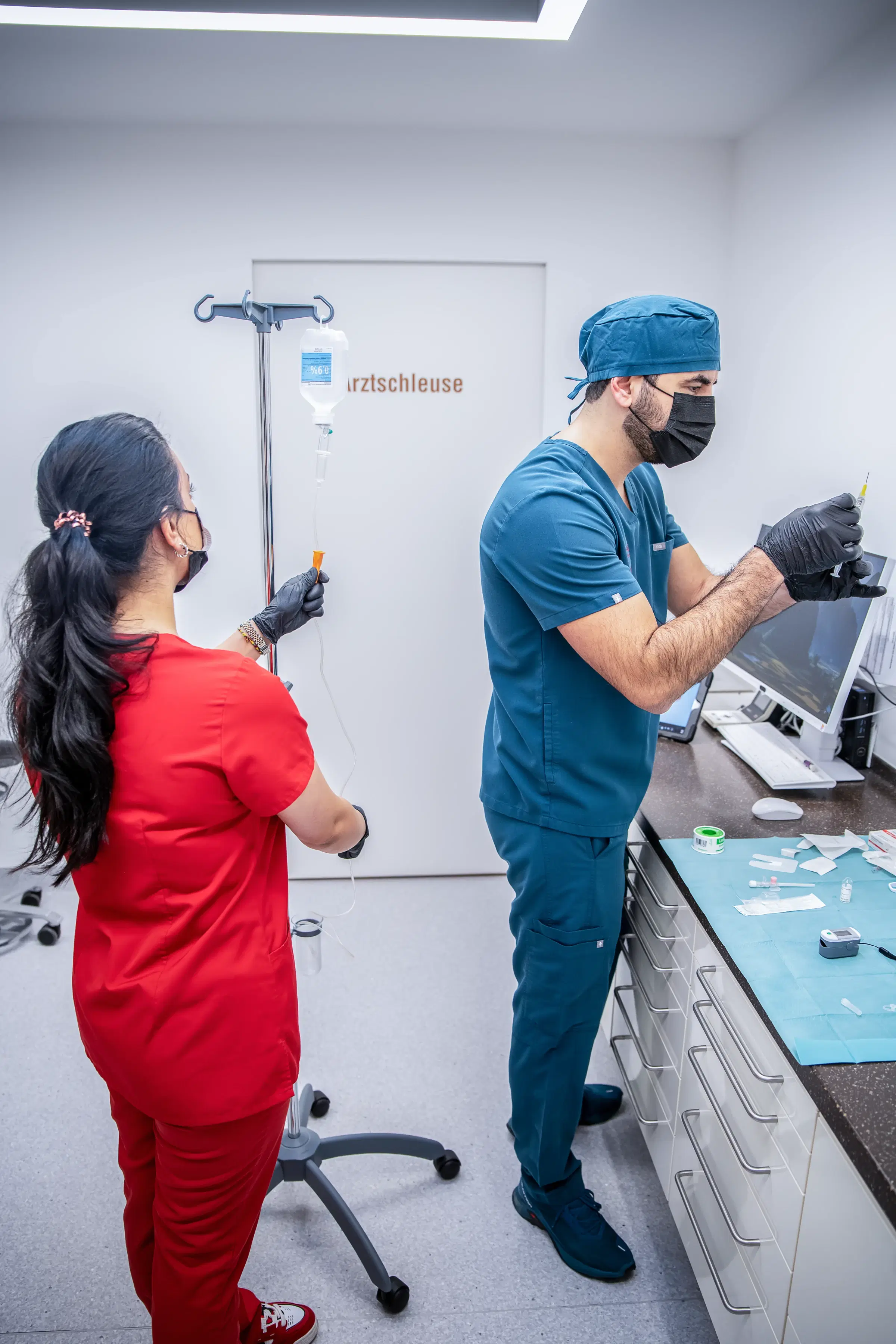 تقني الأسنان يعدل الدعامة السيراميكية