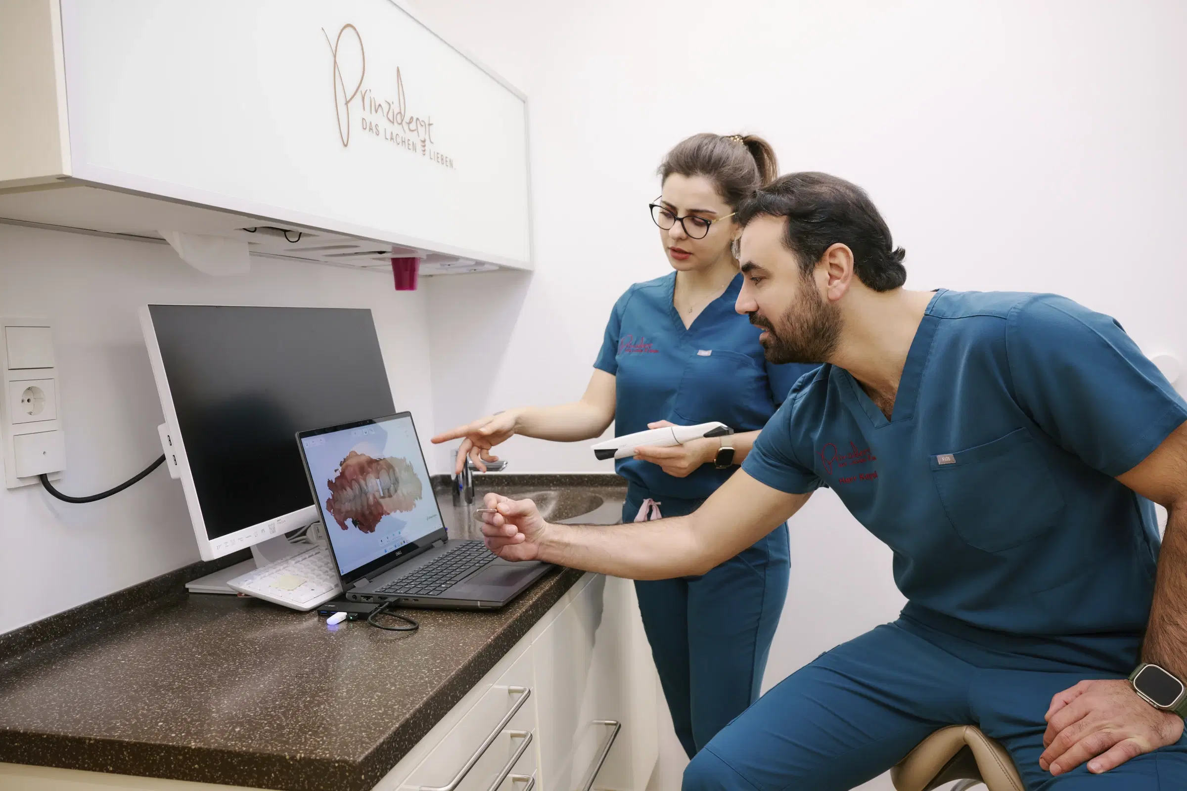 تخطيط الجراحة والعمل المعقم لزراعة الأسنان الدقيقة